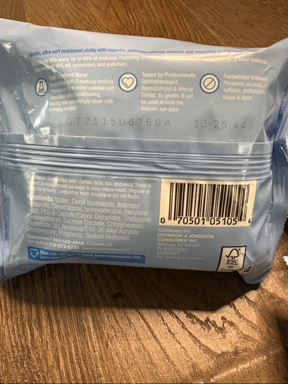 Neutrogena Makeup Remover Wipes - 4 Packs. 25 wipes each - Picture 3 of 5